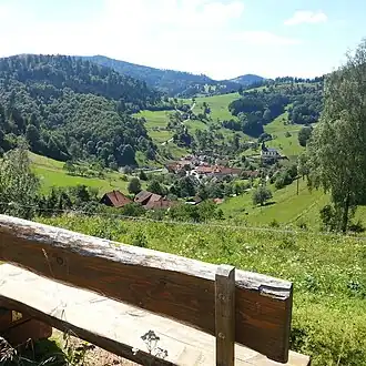 Blick von Neuenweg zum Sirnitzsattel (hinten rechts), dahinter der Weiherkopf