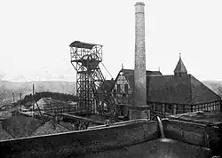 Hauptschacht der Grube Lüderich mit Maschinenhaus 1902, das Wasser wird für die Aufbereitung in einen Hochbehälter gepumpt