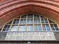 Bibelwort (Mt 5,6&nbsp;LUT) über dem Hauptportal