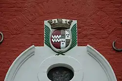 Allianzwappen der Familien Quadt-Buschfeld und Hatzfeld-Wildenburg-Schönstein über dem Portal von Haus Buschfeld