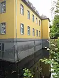 Seitenansicht mit Wassergraben