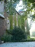 Das Haupthaus von Westen mit dem Rundturm