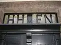 Initialen am Eingang des Herrenhauses
