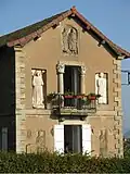Wärterhaus am röm. Theater mit antiken Figuren
