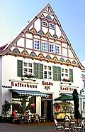 Die Fassade von 1925 nach der Sanierung im Jahr 1989.