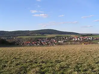 Der Hausberg von Süden mit dem Dorf Münster im Vordergrund