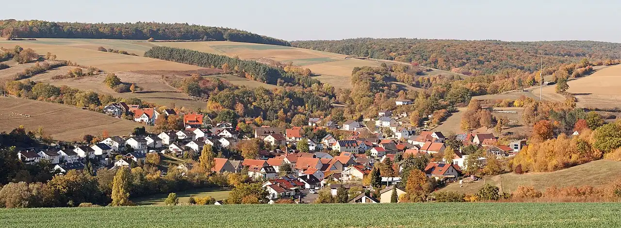 Blick über Hausen auf das Naturschutzgebiet Hausener Talhänge (rechts hinter dem Dorf)