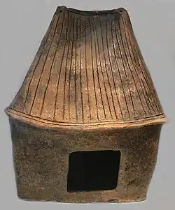 Hausurne mit Firstdach aus Neu Königsaue (Sachsen-Anhalt), 7. Jh. v. Chr., Museum für Vor- und Frühgeschichte, Berlin