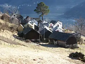 Museumshof Havrå, im Hintergrund der Sørfjord