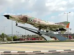 Eine F-4E Phantom II Kurnas der 107. Staffel „Knights Of The Orange Tail“ auf einer Kreisverkehrsinsel am Ilan-Ramon-Square in Be’er Scheva
