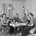 In ihrer Baracke im Block 7-21 servieren Bill Hosokawa und seine Frau Alice den Mitgliedern der „War Relocation Authority“ bei einem abendlichen Besuch Austernsuppe