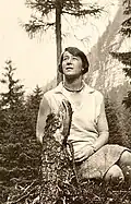 Hedy Kempny, Rast auf einer Wanderung bei Gutenstein, 1932.