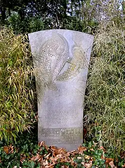 Grabplatte Walter Ophey, 1950, (Entwurf: Ewald Mataré, Ausführung: Joseph Beuys), Friedhof Düsseldorf-Heerdt