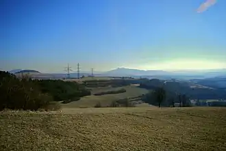 Blick über die westliche Hegaualb, im Hintergrund die Hegauvulkankegel