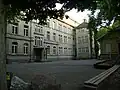 Rückwärtige Ansicht mit Pausenhof, Abortturm und Turnhalle am rechten Bildrand (Aufn. 2009)