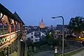 Blick vom Römertor unterhalb des Grabmals auf Wiesbaden