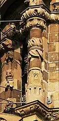 Halbsäule mit Dekor