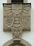 Wappenstein am Ritterhaus zeigt die historischen Besitzer der Anlage
