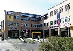 Das 1991 erbaute Postamt am Hauptbahnhof