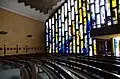 Kirchenbänke mit linker Fensterfront