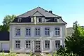 Heilige Dreifaltigkeit und St. Marien (Lebach), Pfarrhaus in heller Gewändefärbung