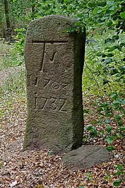 Heiligenthaler Schnedestein, Ansicht aus Nordwest mit Kreuzstein