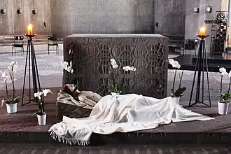 Darstellung des Leichnams Christi nach der Karfreitagsliturgie im Mariendom Neviges.