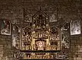 Altar in St. Clemens in Heimbach mit älterer Pieta im Zentrum
