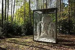 Heinz Breloh, Der Bildhauer in der Mittagsonne, 1991, Glasgehäuse 225 × 158 × 158 cm, Gips 180 × 150 × 150 cm, Glas, Eisen verzinkt, Festgips. Standort: im Tal (Skulpturenpark) zwischen Hasselbach und Werkhausen.