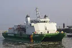 Der deutsche Zollkreuzer Helgoland (ein SWATH-Schiff) beim Einlaufen in den Hafen von Cuxhaven