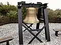 Glocke aus der Glockengießerei J.&nbsp;F. Weule in Bockenem auf dem Friedhof der Namenlosen (2016)