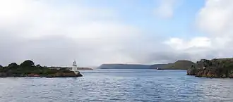 Hells Gates, vom Meer aus gesehen, links der Leuchtturm von Entrance Island.