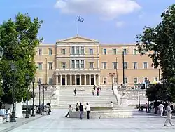 Das Parlamentsgebäude vom Syntagma-Platz aus