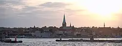Stadtansicht über den Hafen