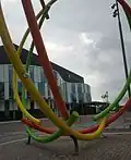 Vor der Halle steht das Kunstwerk Sfär (deutsch Kugel) vom Künstler Lars Englund (Mai&nbsp;2013)