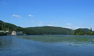 Klusenberg (Bildmitte) am Hengsteysee
