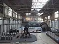 Blick vom Restaurant in die Gebläsehalle mit Kompressor und Ausstellungsstücken