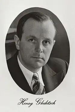 Schwarz-Weiß-Fotografie eines Anzug und Krawatte tragenden Mannes, darunter der Schriftzug „Henry Gleditsch“