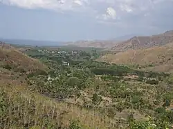 Blick über den Suco Hera mit der gleichnamigen Bucht und dem Ponta Hatomanulaho im Hintergrund