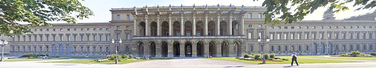 Bei Wahl eines leicht erhöhten Standpunktes, zentraler Perspektive, Bildreihung zum Panorama und einer Bildbearbeitungskorrektur können annähernd realistische Proportionen erzielt werden (Herkulessaal der Residenz München)