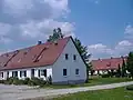 Einstige Gutsarbeiterwohnhäuser, heute u. a. Ferienwohnungen