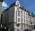 Jugendstilbau mit Erkerrisalit und Stuckdekor in der Herzogstraße 8