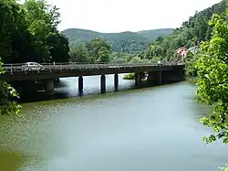 B 37 über dem See