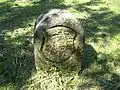 Forstgrenzstein von 1555 mit kursächsischem Wappenschild neben der Jagdsäule