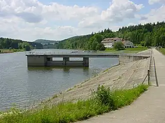 Blick vom östlichen Ende des Staudamms Richtung Heyda hinter dem nördlichen Seearm und das Hotel am westlichen Ende des Staudamms