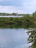 Blick über die Elbe auf die Radarstation Neßsand Im Vordergrund: eines der Absetzbecken des Wasserwerkes
