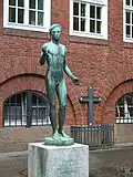 Innenhof Die Inschrift auf dem Steinsockel lautet: JOHANNEO PIETATIS CAUSA: DISCIPULI ET AMICI. MDCCCCXXIX. Die Statue wurde dem Johanneum 1929 zum 400-jährigen Jubiläum von ehemaligen Schülern gestiftet. Bildhauer: Richard Kuöhl