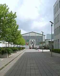 Kampnagel ist ein Bühnenkomplex in einer ehemaligen Fabrik, der zunächst vom Schauspielhaus genutzt wurde, heute finden hier zahlreiche Gastspiele und Festivals zur zeitgenössischen darstellenden Kunst statt.