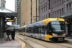Wagen 111 in der Sta­tion Government Plaza in Min­nea­po­lis (2006)