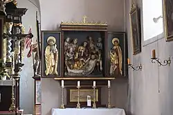 Rechter Seitenaltar mit dem Relief der Beweinung Christi
